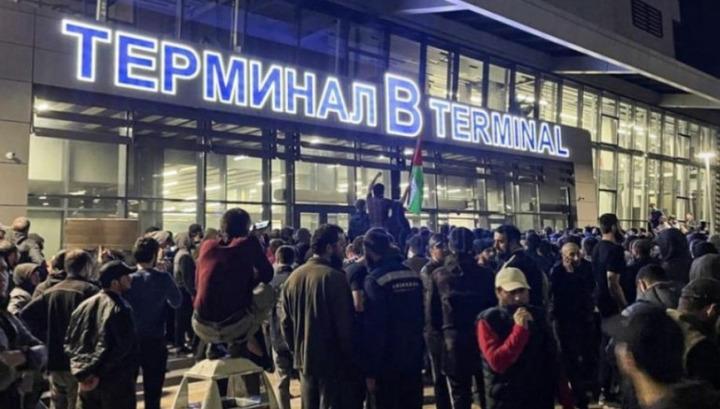 Մախաչկալայում զանգվածային անկարգություններից հետո օդանավակայանը ժամանակավորապես փակվել է