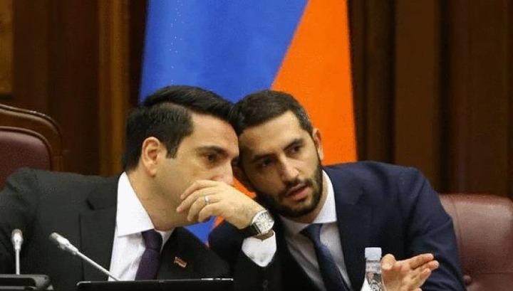 Ռուբեն Ռուբինյանը հուշում ու հրահանգներ տալիս Ալեն Սիմոնյանին․ «Ժողովուրդ»