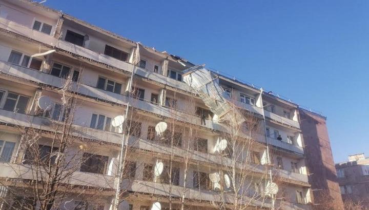 Տաշիր քաղաքում ուժեղ քամին տանիքներ է քշել