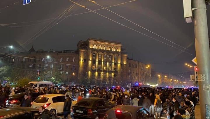 Նաիրա Զոհրաբյանը շտապ օգնության մեքենաներով ոստիկաններ տեղափոխելու հարցով դիմել է պատկան մարմիններին