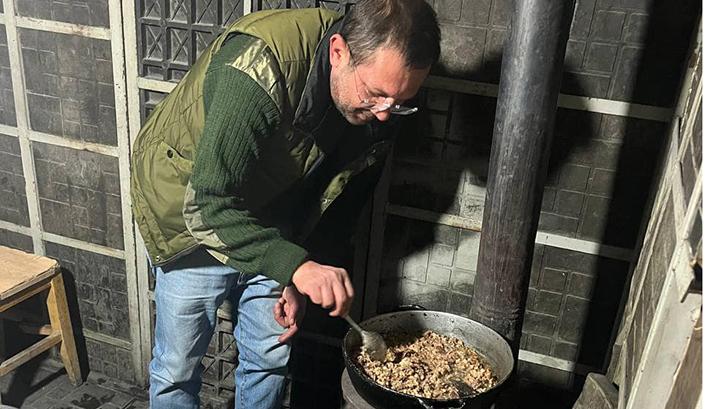 Գեղամ Մանուկյանը դիրքերում ճաշ է պատրաստել զինվորների համար