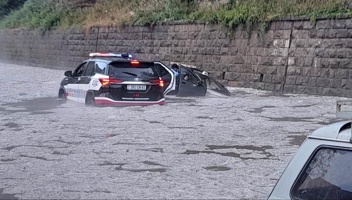 Իջևանում տեղացած հորդառատ անձրևի ու կարկուտի հետևանքով կոտրվել են ծառեր