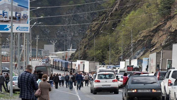 Լարսը փակ է բոլոր տեսակի տրանսպորտային միջոցների համար