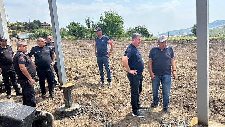 Գնել Սանոսյանը ոստիկանների ուղեկցությամբ և տեղի բնակիչների բացակայությամբ գտնվում է Կիրանցում