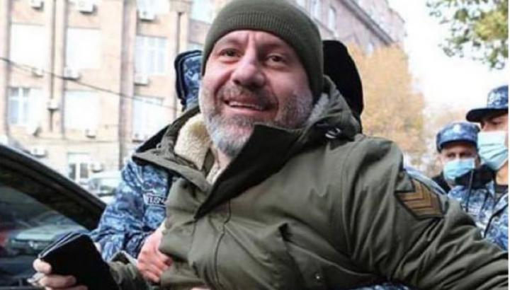 Ոստիկանները բերման են ենթարկել մայթից նկարող Հրաչ Ջաբրայանին