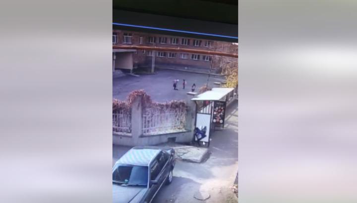 Տեսախցիկը ֆիքսել է՝ ինչպես է Չարենցավանում աշակերտը դիտավորյալ ջարդում կանգառը