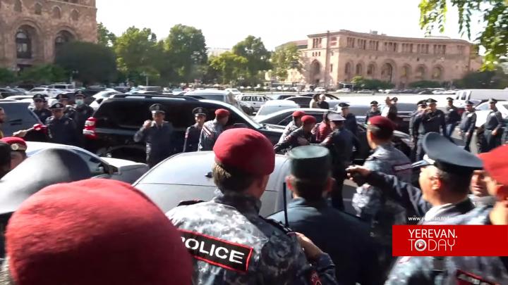 Մոռացե՞լ եք, որ վարչապետը ռուպերով գալիս էր․․․ ակցիա մասնակիցներին բերման ենթարկեցին