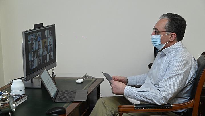 Զոհրաբ Մնացականյանը համալսարանների շրջանավարտների համար դասախոսություն է կարդացել