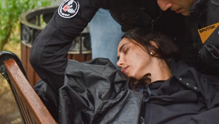 Տիկին դեսպան, սա հայ երկտասարդ կին  լրագրող  է, այս տեսարանից է՞լ է ձեր  հոգին փառավորվում․ Քրիստինա Նազարյան