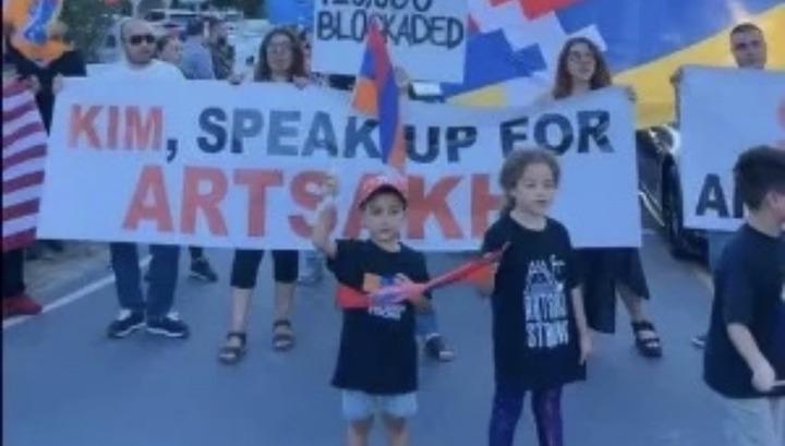 ԱՄՆ-ում հայերը ակցիա են անցկացրել Քիմ Քարդաշյանի տան մոտ