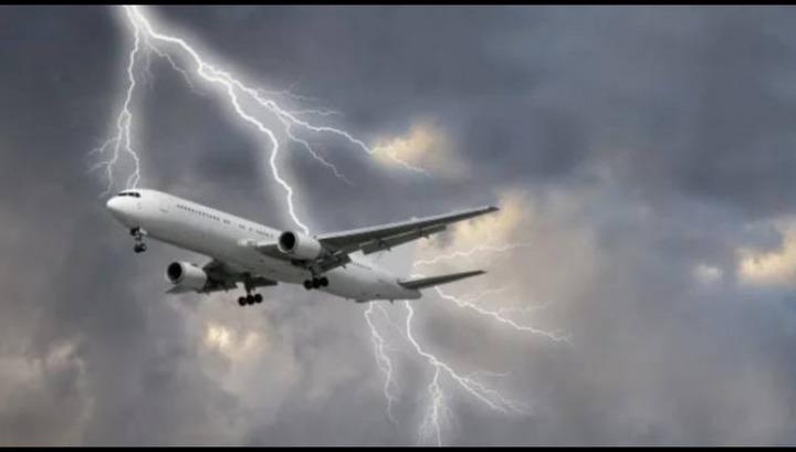 Կայծակը հարվածել է Աբու Դաբի-Երևան չվերթի օդանավին, ճաքել է պատուհաններից մեկը․ Mediahub.am