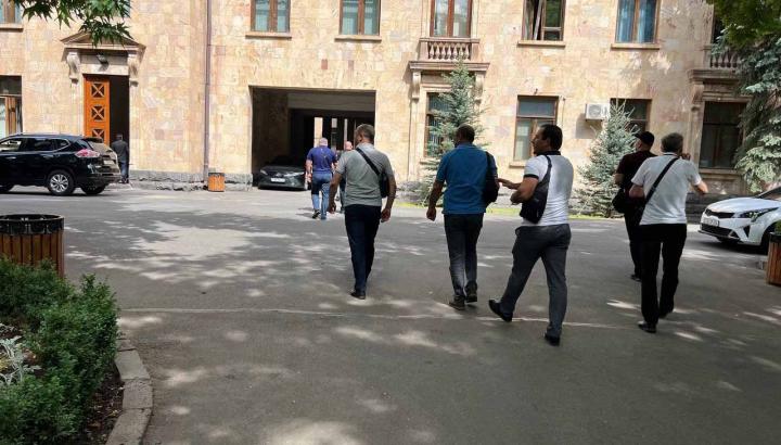 Միանման պայուսակներով, քաղաքացիական հագուստով անձինք քայլում են դեպի ԱԺ շենք