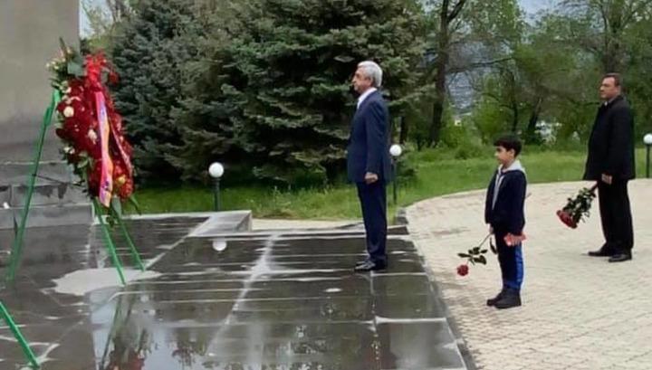 Սերժ Սարգսյանը հարգանքի տուրք է մատուցել նահատակված քաջորդիների հիշատակին