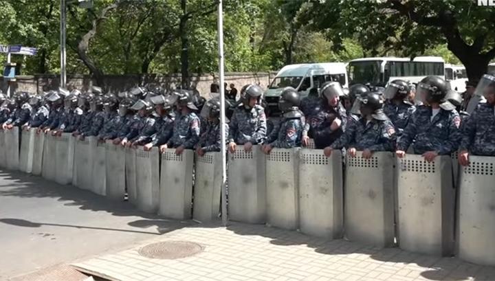 Ոստիկանները մի քանի շարքով շրջափակել են ԱԺ մուտքերը, ներսում կարմի բերետավորներն են