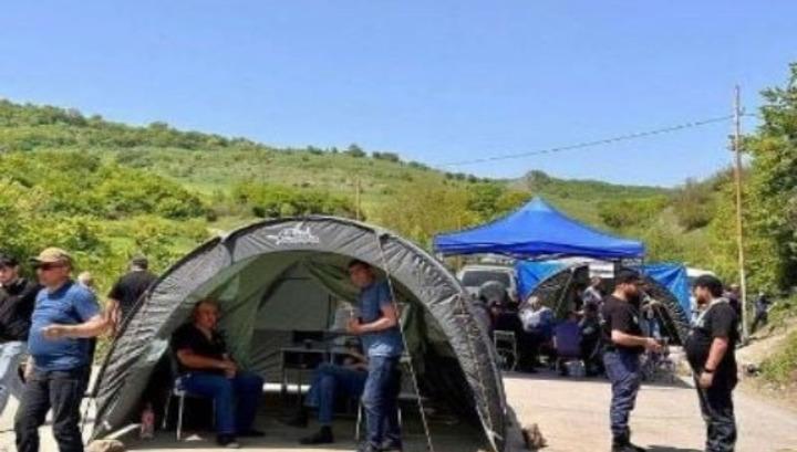 Կիրանցեցիները ոստիկանների պահանջով հանել են ճանապարհին տեղադրված վրանները․ news.am