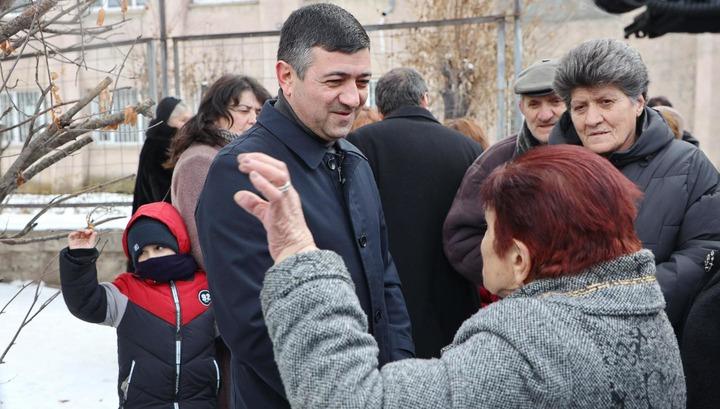 ՔՊ-ական Սարիկ Մինասյանը քարոզարշավը չմեկնարկած քարոզարշավ է սկսել Գյումրիում. «Ժողովուրդ»