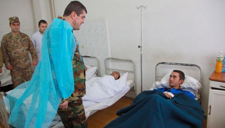 Արայիկ Հարությունյանը տիկնոջ հետ այցելել է ՊԲ զինվորական հոսպիտալ