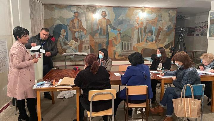 Կապանի 35\16 ընտրատեղամասում կրկնակի ձայներով առաջատար է Գևորգ Փարսյանը