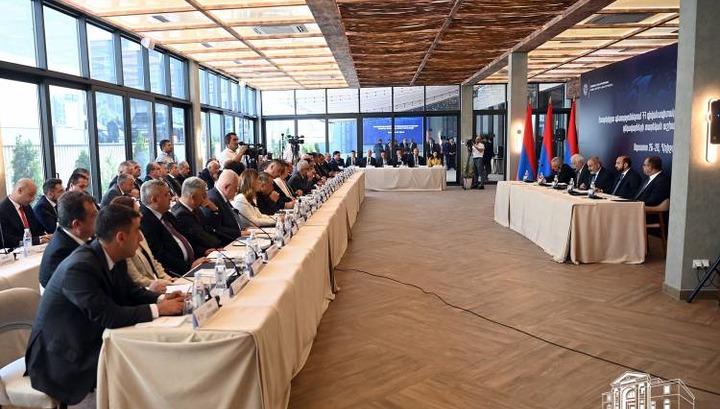 Փաշինյանը դեսպաններին ընտրության առաջ է կանգնեցրել․ «Հրապարակ»