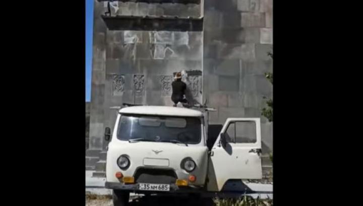 Ինչու՞ եք հեռացնում խաչքարերը․ Ալվինա Աղաբաբյան