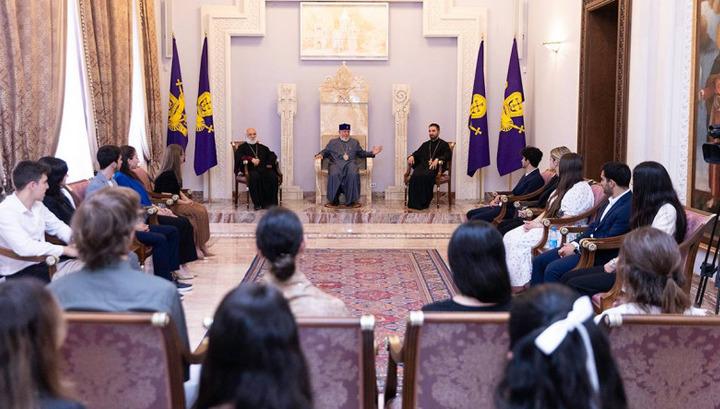 Գարեգին Երկրորդը երիտասարդներին հորդորել է ամուր պահել սերը հայրենիքի նկատմամբ