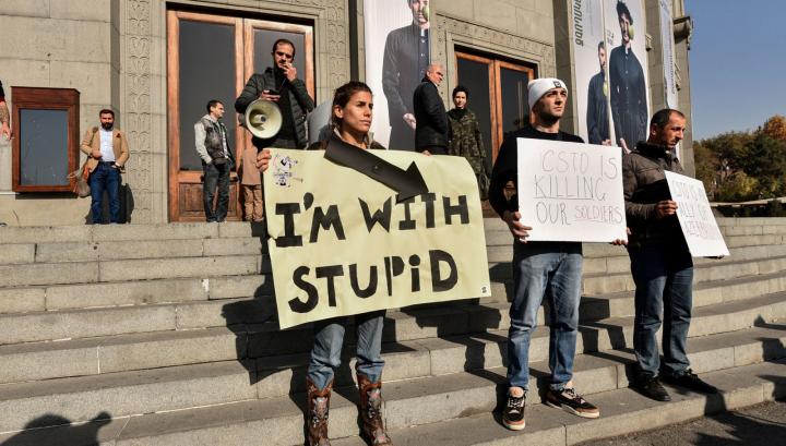 «Ես հիմարների հետ եմ»․ Ալիսոնը՝ ՀԱՊԿ-ի դեմ բողոքի ակցիայում․ Panorama.am