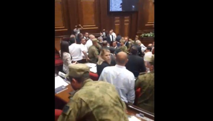 Կրկին թեժ իրավիճակ ԱԺ-ում․ ուղիղ հեռարձակում ներսից