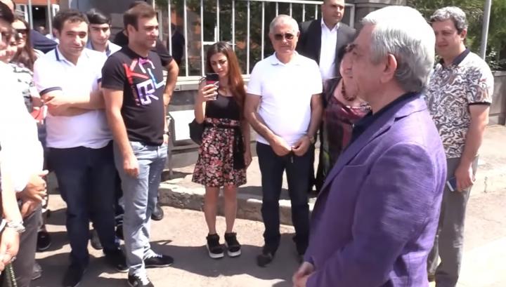 Միշտ ո՞նց, հո ամբողջ կյանքս դատարան չե՞մ գալու. Սարգսյանը շնորհակալություն հայտնեց հավաքվածներից