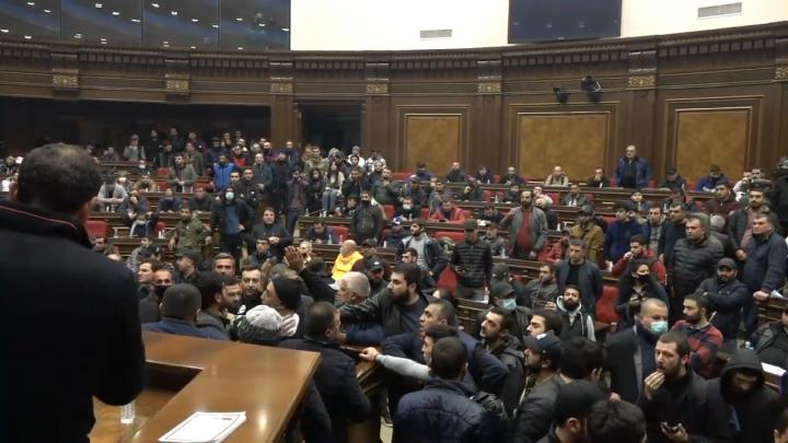 Ցուցարարները մտել են Ազգային ժողովի նիստերի դահլիճ. ուղիղ