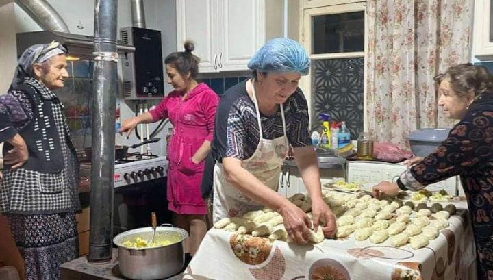 Արցախցի կանայք կարկանդակ ու ժենգյալով հաց են թխում Քարագլուխ բարձունքի սահմանապահ զինվորների համար