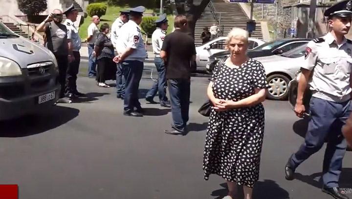 Անհետ կորածների ծնողները բացեցին Բաղրամյան պողոտան, բայց՝ պայմանով