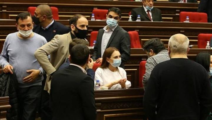 Արտահերթ ընտրությունների մասին Փաշինյանի որոշումը գզվռտոց է գցել «Իմ քայլում»․ «Հրապարակ»