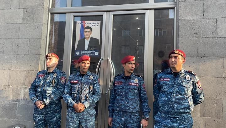 Լարված իրավիճակ «Առուշ Առուշանյան» դաշինքի շտաբում․ իրավապահները ներսում են