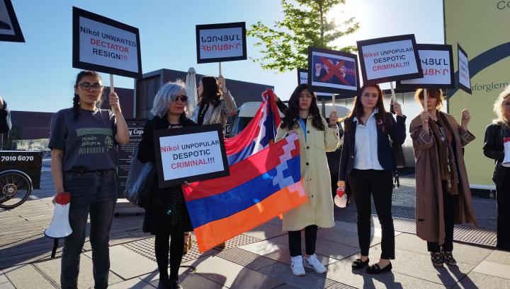 Դանիայի հայերը «դավաճան» վանկարկումով են դիմավորում Փաշինյանին