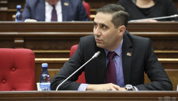 Նկատե՞լ եք, որ իշխանական բուրգը ունի ընդամենը երկու անփոփոխ, սակայն իրարամերժ տեսլական․ Արման Աբովյան