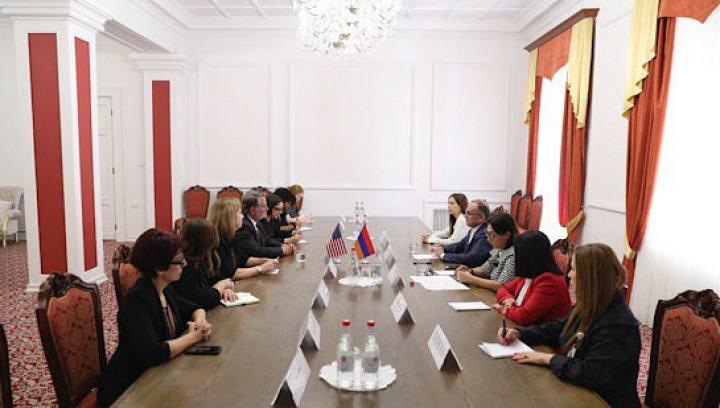 «Հայաստան» և «Պատիվ ունեմ» խմբակցությունների ներկայացուցիչները հանդիպել են ԱՄՆ սենատոր Գերի Փիթերսի հետ