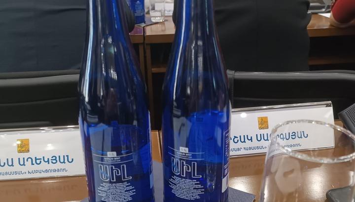 Երևանի ավագանու նիստերի դահլիճում սեղաններին «Գռզո»-ին պատկանող ֆիրմայի ջրերն են դրված․ Սոնա Աղեկյան