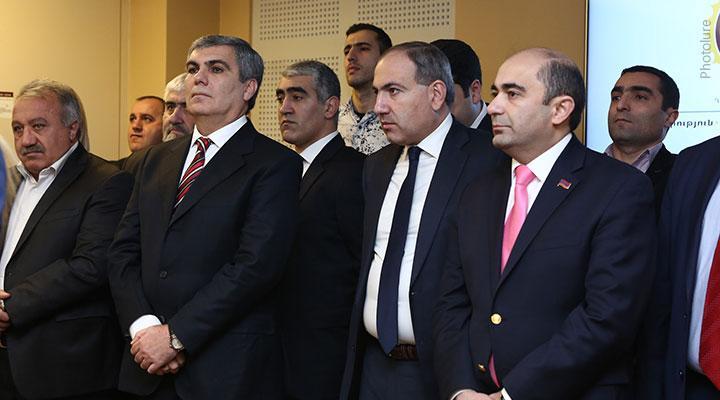 Փաշինյանը մտադիր է նախարարի պորտֆելներ տալ ԼՀԿ-ին և «Հանրապետությանը»․ «Իրավունք»