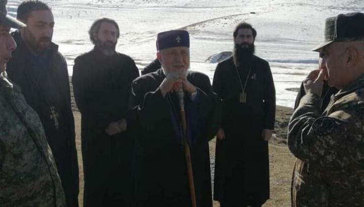 Ամենայն Հայոց Հայրապետը այցելել է դիրքապահ զինվորներին