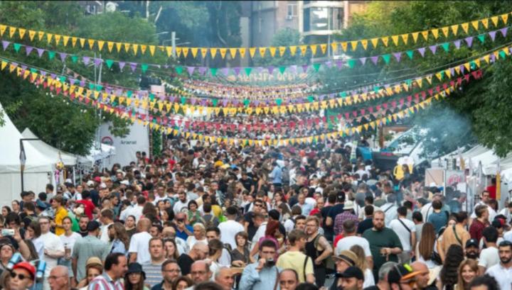 Իսկ Երևանում, Վանաձորում, չգիտեմ էլ որտեղ տաշի-տուշի են անում, «պիվա» են խմում, խորոված ու չգիտես ինչեր են համտեսում... «Փաստ»