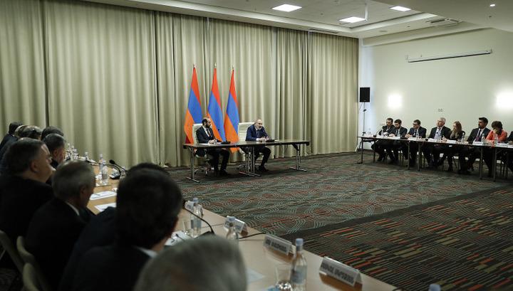 Փաշինյանը Ջերմուկում հանդիպել է արտերկրում հավատարմագրված ՀՀ դիվանագիտական ներկայացուցչությունների ղեկավարների հետ