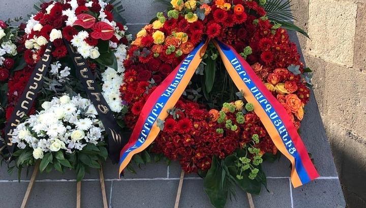 Սերժ Սարգսյանի անունից Ծիծեռնակաբերդի հուշահամալիրում ծաղկեպսակ է տեղադրվել