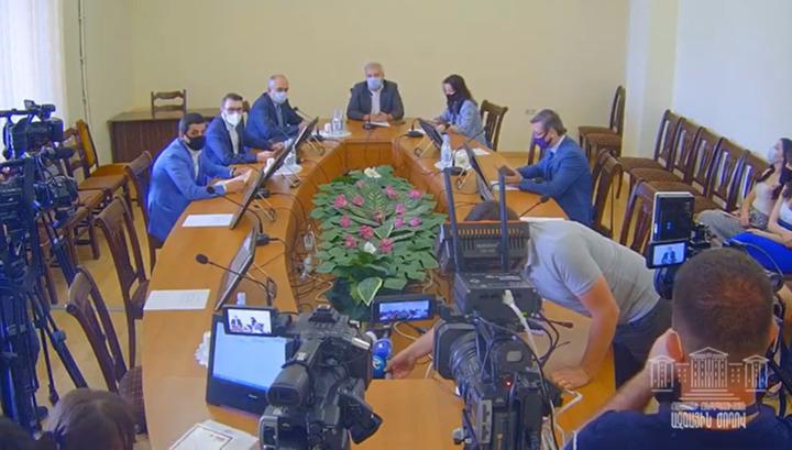 Միակ հարցը հանվեց ԱԺ հանձնաժողովի նիստի օրակարգից․ հեղինակը բացակայում էր