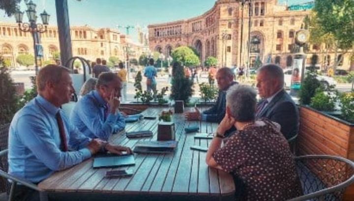 Տոյվո Կլաարը Երևանի սրճարաններից մեկում հանդիպել է եվրոպացի պաշտոնյաների հետ