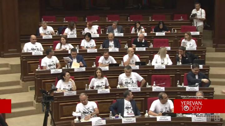 «Հայաստան» դաշինքի պատգամավորները՝  Սյունիքի ազատազրկված համայնքապետերի նկարներով շապիկներով