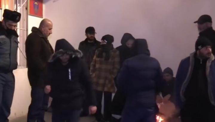 Մեր պահանջը արդյունքի չի հասել․ անհայտ կորածների հարազատները նստացույց են անում Էջմիածնի զորամասի մոտ