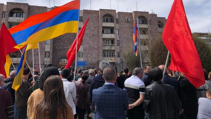 Էջմիածնի կենտրոնում քաղաքացիները բարձրացնում են Արցախի դրոշը