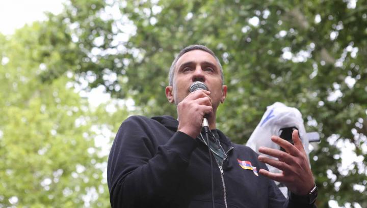 Քանի՞ քառակուսի կիլոմետր հայրենի հող և քանի՞ հազար մարդու կյանք արժե մեկ «հայկական» արբանյակը. Ղազինյան