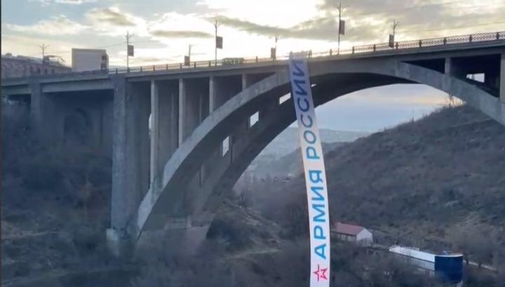 Ո՞վ է ի պաշտպանություն ռուսական բանակի՝ Կիևյան կամրջից կախված պաստառի հեղինակը. «Փաստ»