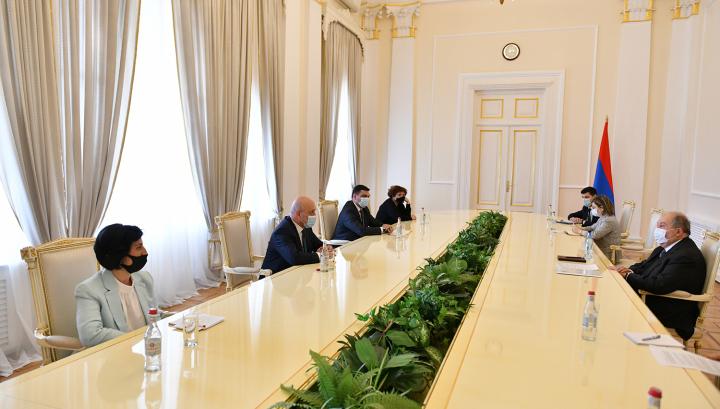 ՀՀ նախագահը լրագրողական կազմակերպությունների ղեկավարների հետ քննարկել է ԶԼՄ-ներին առնչվող օրենսդրական փոփոխությունը